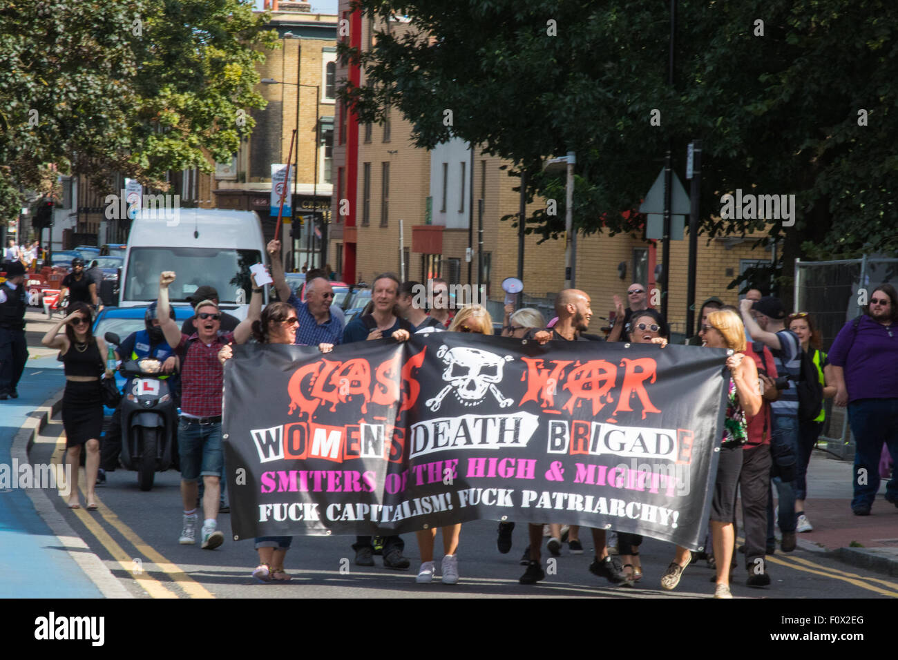 Cable Street, London, 22. August 2015. Aktivisten aus Klassenkampf demonstrieren gegen die neu gegründete Jack The Ripper Museum auf Kabel-Straße, behauptet, dass es Frauen erniedrigt, profitieren Sie von dem Tod der Prostituierten von den Ripper getötet. Das Museum behauptete während der Planungsphase, der Suffragetten-Bewegung gewidmet sein würde. Bildnachweis: Paul Davey/Alamy Live-Nachrichten Stockfoto