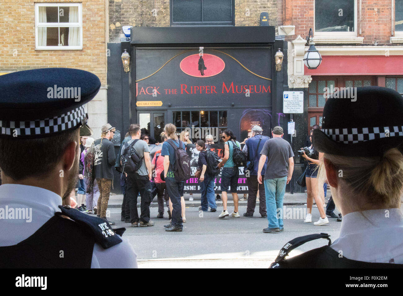 Cable Street, London, 22. August 2015. Aktivisten aus Klassenkampf demonstrieren gegen die neu gegründete Jack The Ripper Museum auf Kabel-Straße, behauptet, dass es Frauen erniedrigt, profitieren Sie von dem Tod der Prostituierten von den Ripper getötet. Das Museum behauptete während der Planungsphase, der Suffragetten-Bewegung gewidmet sein würde. Bildnachweis: Paul Davey/Alamy Live-Nachrichten Stockfoto