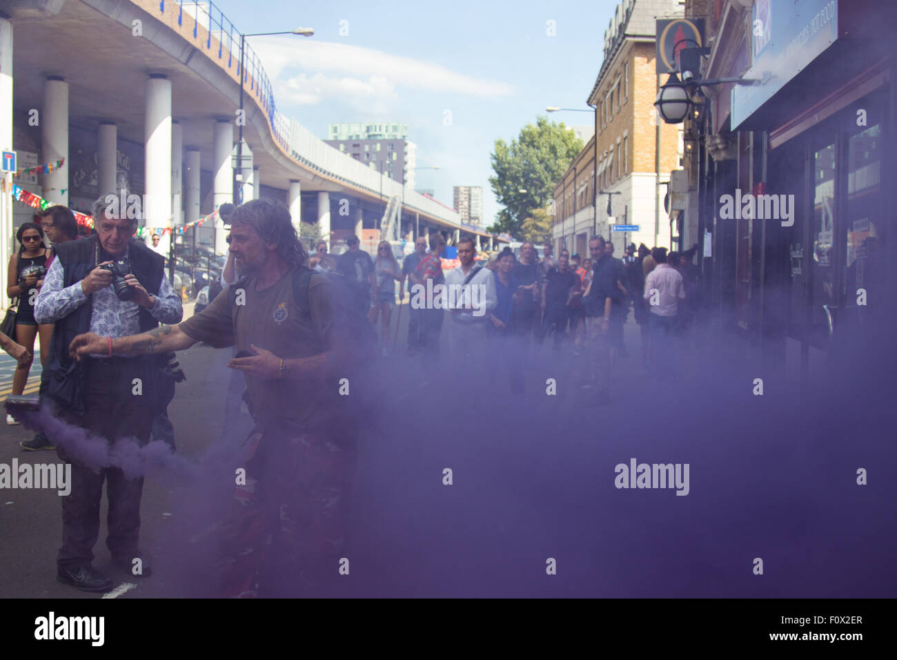 Cable Street, London, 22. August 2015. Aktivisten aus Klassenkampf demonstrieren gegen die neu gegründete Jack The Ripper Museum auf Kabel-Straße, behauptet, dass es Frauen erniedrigt, profitieren Sie von dem Tod der Prostituierten von den Ripper getötet. Das Museum behauptete während der Planungsphase, der Suffragetten-Bewegung gewidmet sein würde. Bildnachweis: Paul Davey/Alamy Live-Nachrichten Stockfoto