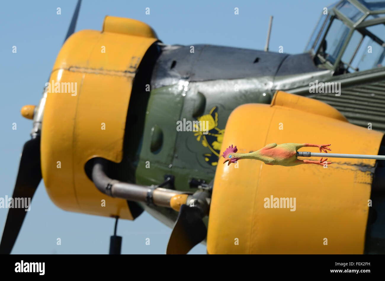 Shoreham Airshow 2015. Deutsche Luftwaffe Junkers Ju-52 2. Weltkrieg Transportflugzeug mit Gummi Huhn Pitot Head Cover. Comedy Stockfoto