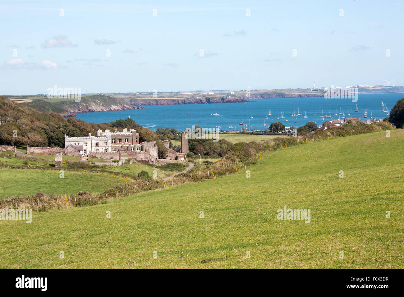 Dale Schloss und Kirche Pembrokeshire Wales UK Stockfoto