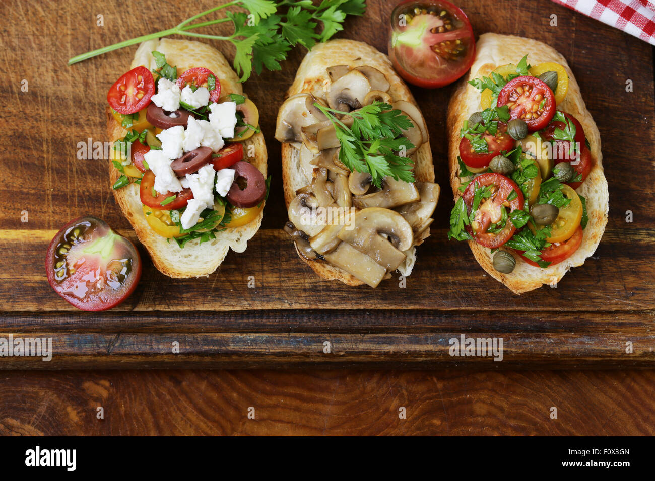 Italienische Vorspeise Bruschetta mit Tomaten, Oliven, Käse und ...