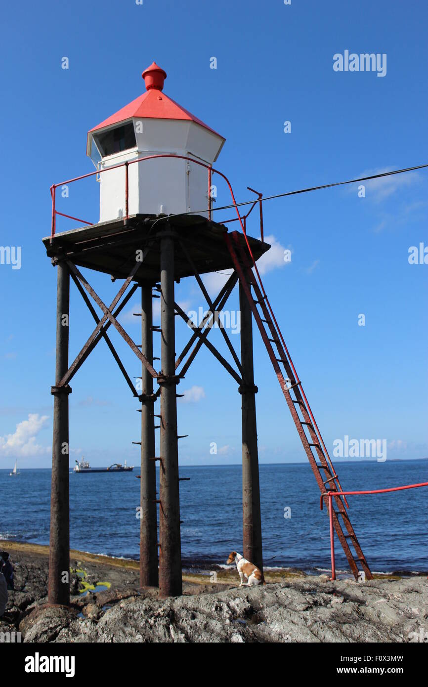 Kleiner Leuchtturm in Norwegen, Europa. Am Strand von Haugesund, an der Westküste zwischen Bergen und Stavanger gelegen. Stockfoto