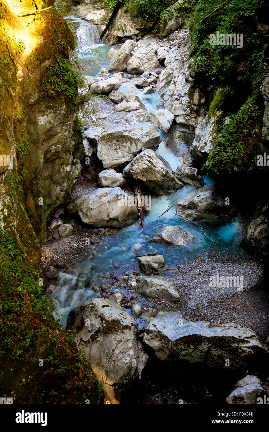 Bild des Flusses Soča in Slovenija. Der Fluss ist bekannt als der Smaragd-Fluss, wegen dem schönen klaren Wasser Stockfoto