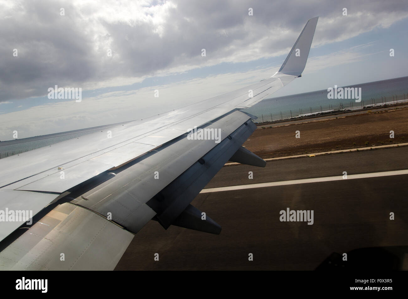 Blick aus dem Fenster eines Passagierflugzeuges aufsetzen. Stockfoto