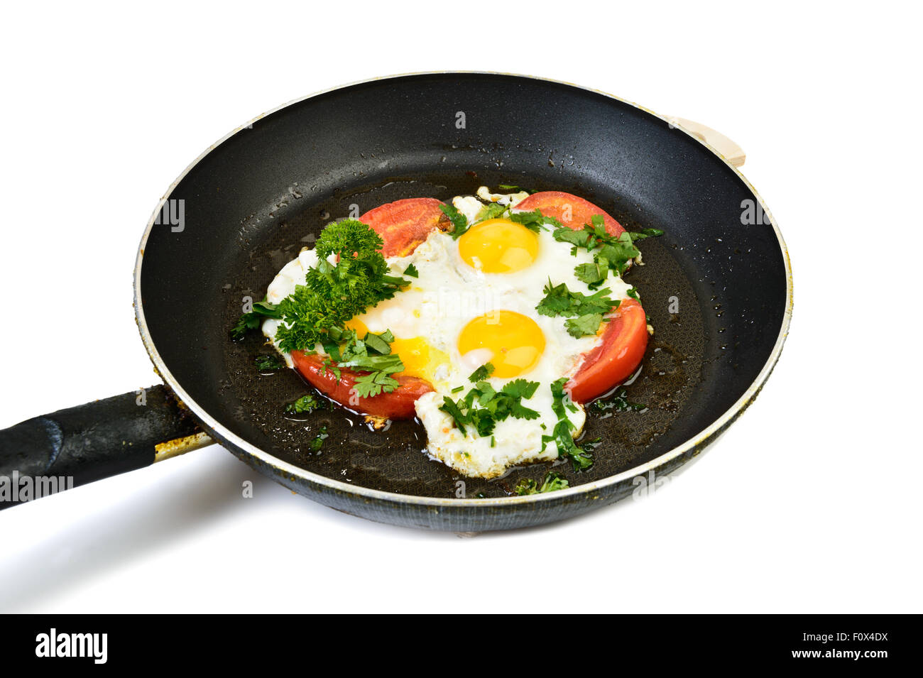 Eiern mit Gemüse und Kräutern auf Pfanne bei weißen closeup Stockfoto