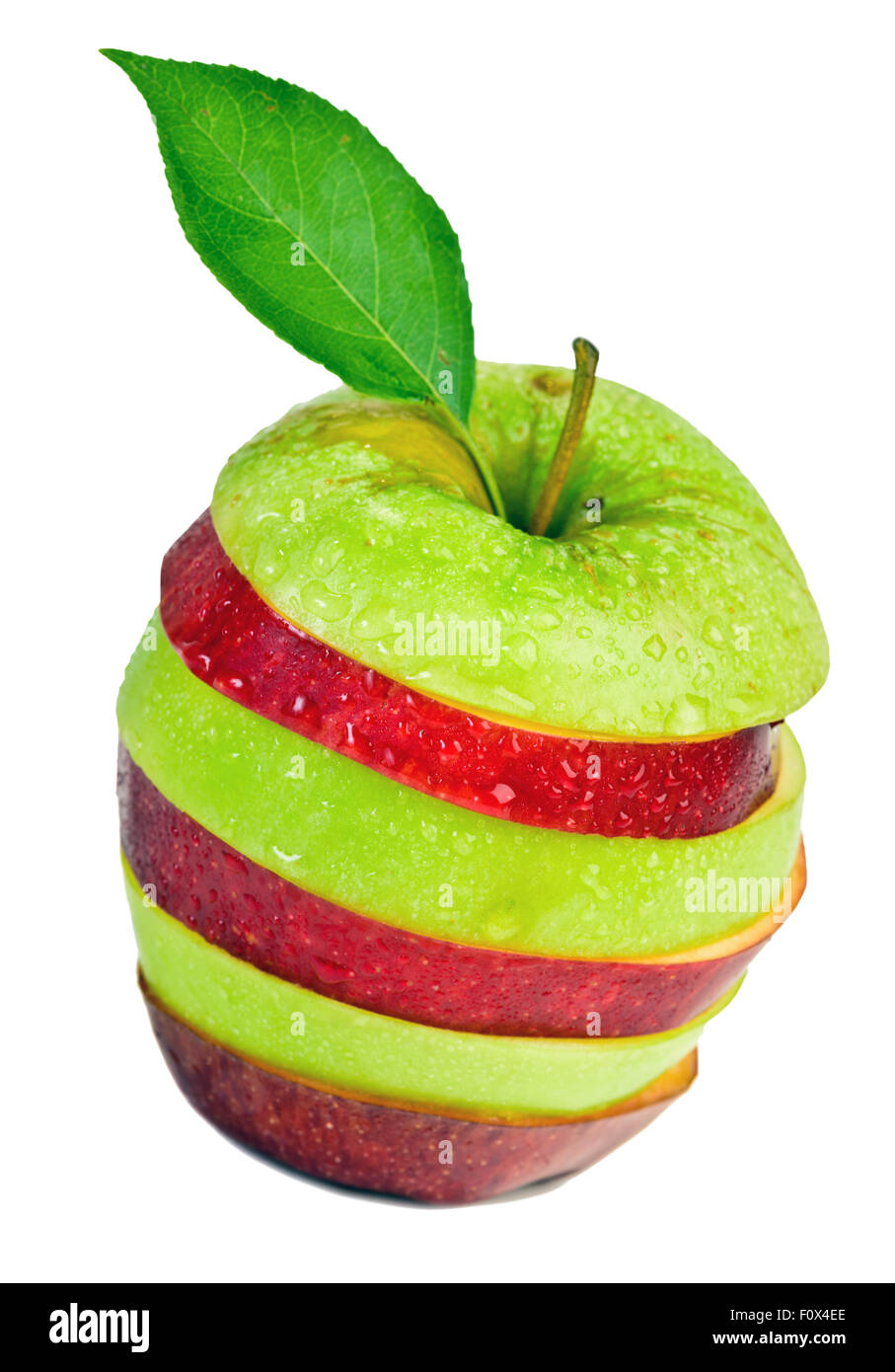 In Scheiben geschnitten und gemischten Grünen und roten Apfel auf isolierten weißen Hintergrund Stockfoto