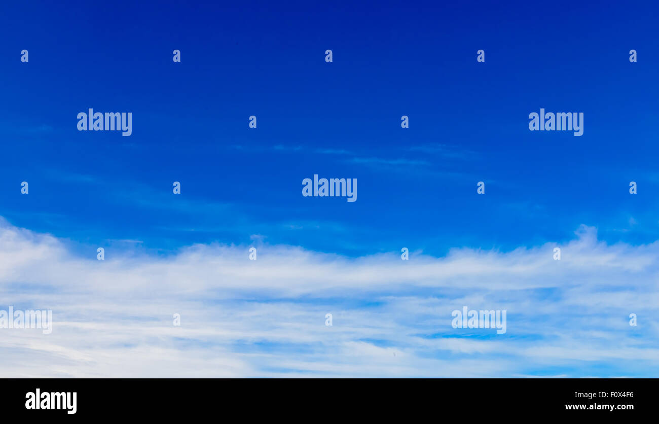 Tiefblauer Himmel mit schönen Wolkengebilde Stockfoto