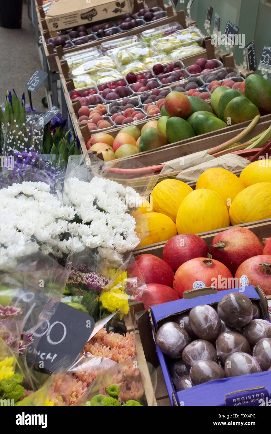 Obst und Gemüse vor einem Geschäft in Norfolk UK Stockfoto