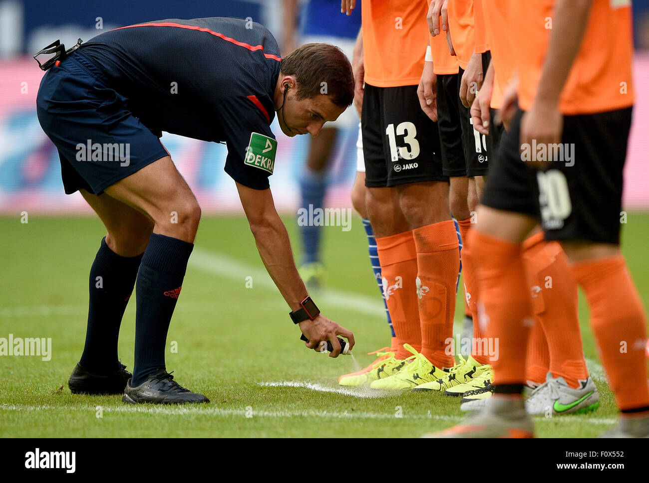 Gelsenkirchen, Deutschland. 22. August 2015. Schiedsrichter Benjamin Brand verwendet, die eine Spray kann kostenlos genutzt tritt die deutsche Bundesliga-Fußballspiel zwischen FC Schalke 04 und Darmstadt 98 in der VeltinsArena in Gelsenkirchen, Deutschland, 22. August 2015. Foto: JONAS GUETTLER/Dpa (EMBARGO Bedingungen - Achtung: aufgrund der Akkreditierungsrichtlinien die DFL nur erlaubt die Veröffentlichung und Nutzung von bis zu 15 Bilder pro Spiel im Internet und in Online-Medien während des Spiels.) / Dpa/Alamy Live News Stockfoto