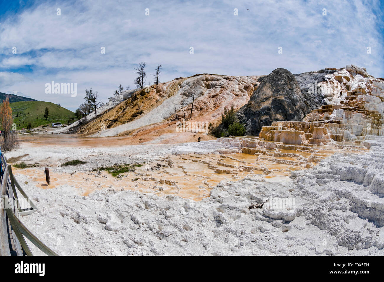 Wunderschöne Landschaft mit Mammoth Hot Spring Terrassen, Yellowstone-Nationalpark, Wyoming, USA Stockfoto