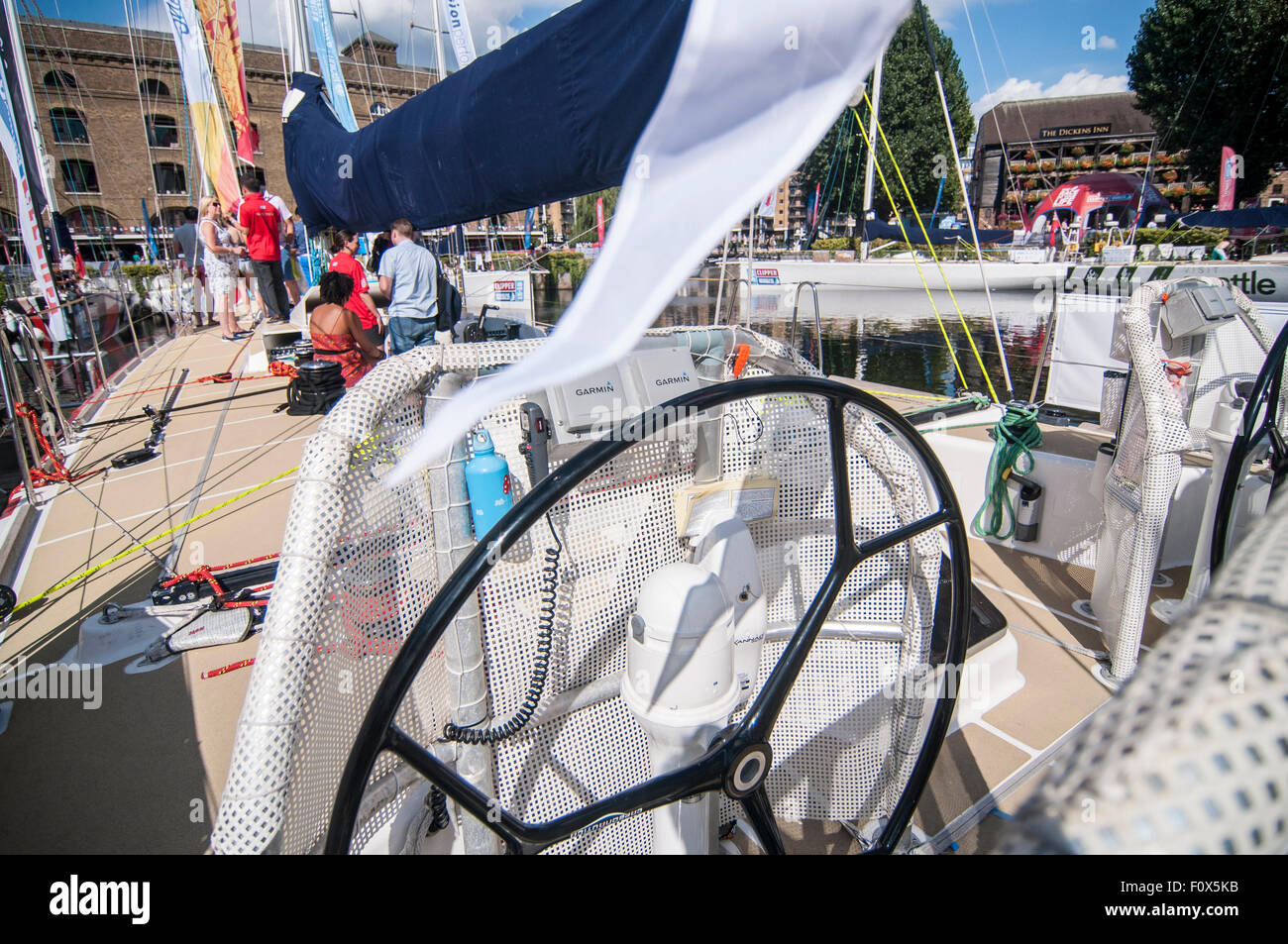 London, UK. 22. August 2015.  Hinter einer der zwei Lenkräder an Bord der Qingdao, einer der zwölf Yachten im Wettbewerb auf dem Clipper Round the World Race steht die im St. Katherine's Dock vor dem Start des Rennens am 30. August vor Anker liegen.  Mannschaften machen letzte Vorbereitungen im Vorfeld der 40.000 Meile 11 Monat Rennen.  Jede Yacht verfügt über eine Besatzung von 22. Nur der Skipper ein Profi ist, sind der Rest Amateure, von die viele noch nie gesegelt war, bevor Sie die Herausforderung annehmen. Bildnachweis: Stephen Chung / Alamy Live News Stockfoto