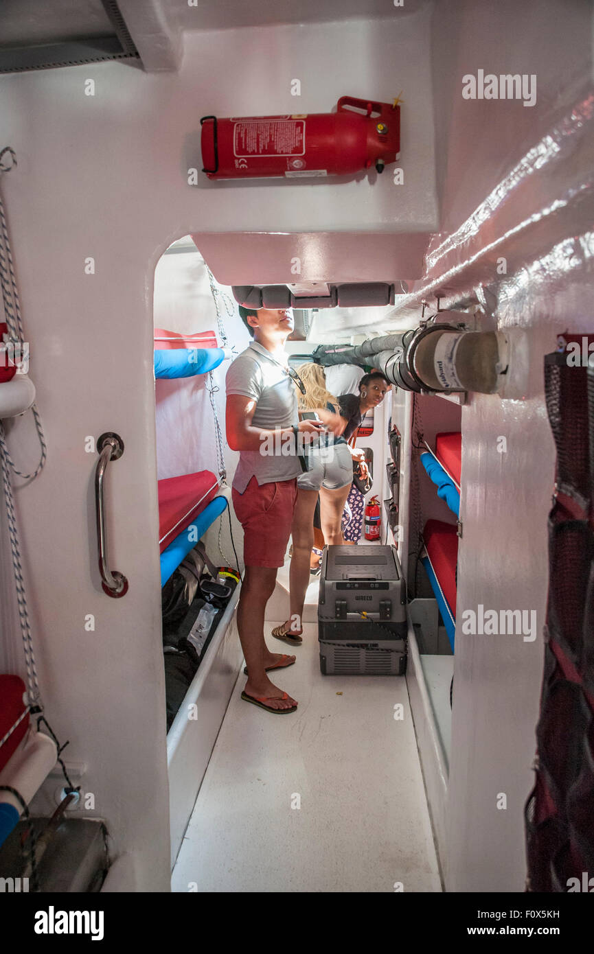 London, UK. 22. August 2015.  Besucher durchlaufen die Schlafkojen an Bord der Qingdao, einer der zwölf Yachten im Wettbewerb auf dem Clipper Round the World Race die im St. Katherine's Dock vor dem Start des Rennens am 30. August vor Anker liegen.  Mannschaften machen letzte Vorbereitungen im Vorfeld der 40.000 Meile 11 Monat Rennen.  Jede Yacht verfügt über eine Besatzung von 22. Nur der Skipper ein Profi ist, sind der Rest Amateure, von die viele noch nie gesegelt war, bevor Sie die Herausforderung annehmen. Bildnachweis: Stephen Chung / Alamy Live News Stockfoto