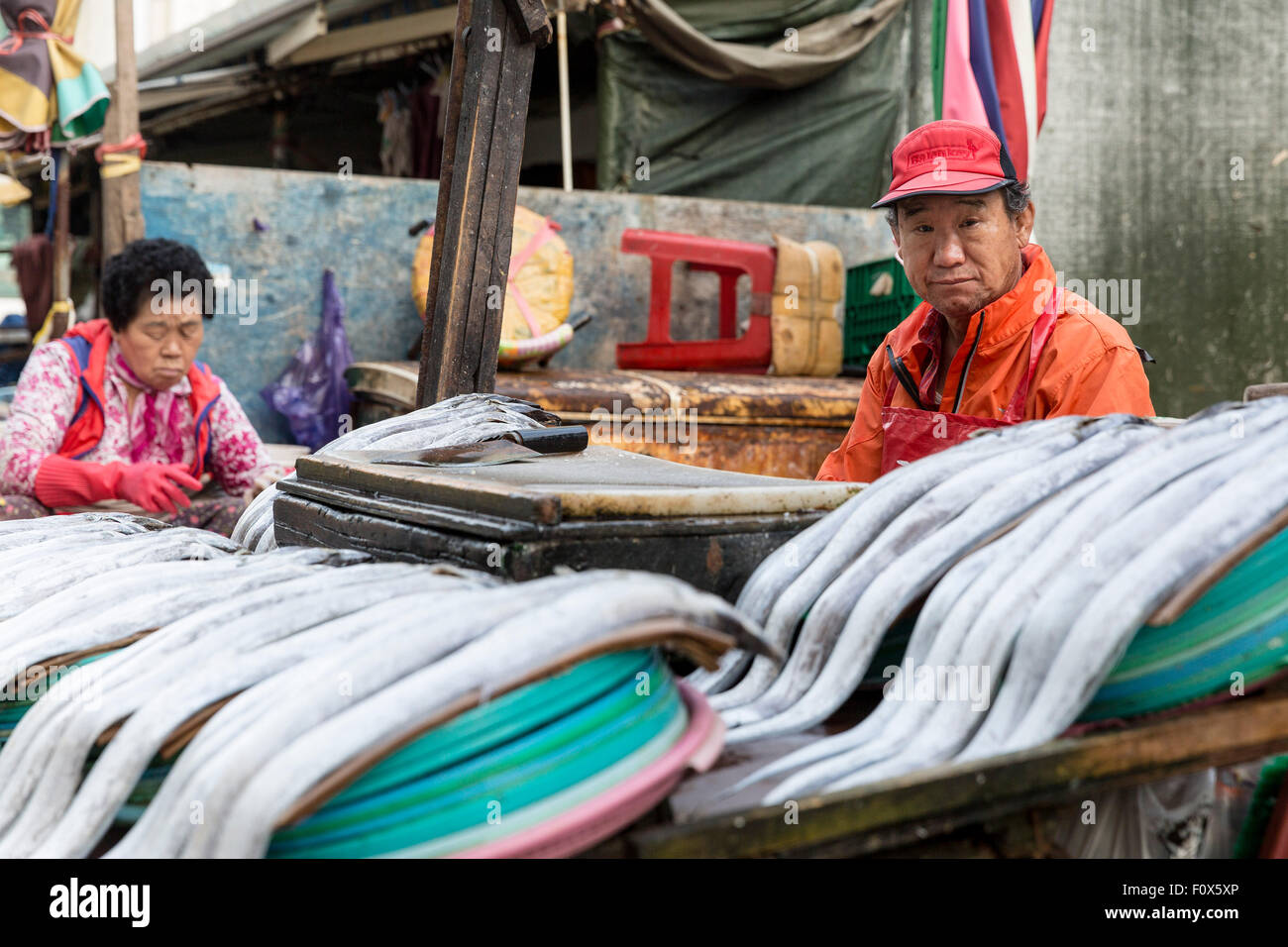 Mann, Verkauf von Fischen am Jagalchi Fischmarkt, Jagalchihaean-Ro, Jung-gu, Busan, Südkorea Stockfoto