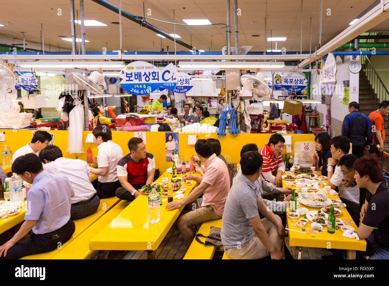 Leute Essen am Jagalchi Fischmarkt, Jagalchihaean-Ro, Jung-gu, Busan, Südkorea Stockfoto