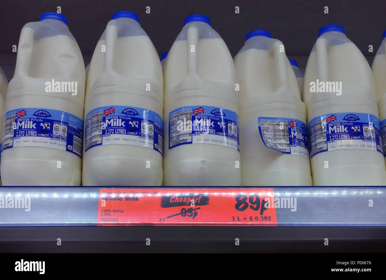 Reduzierten Preis britische Milch zum Verkauf in London Supermarkt Stockfoto