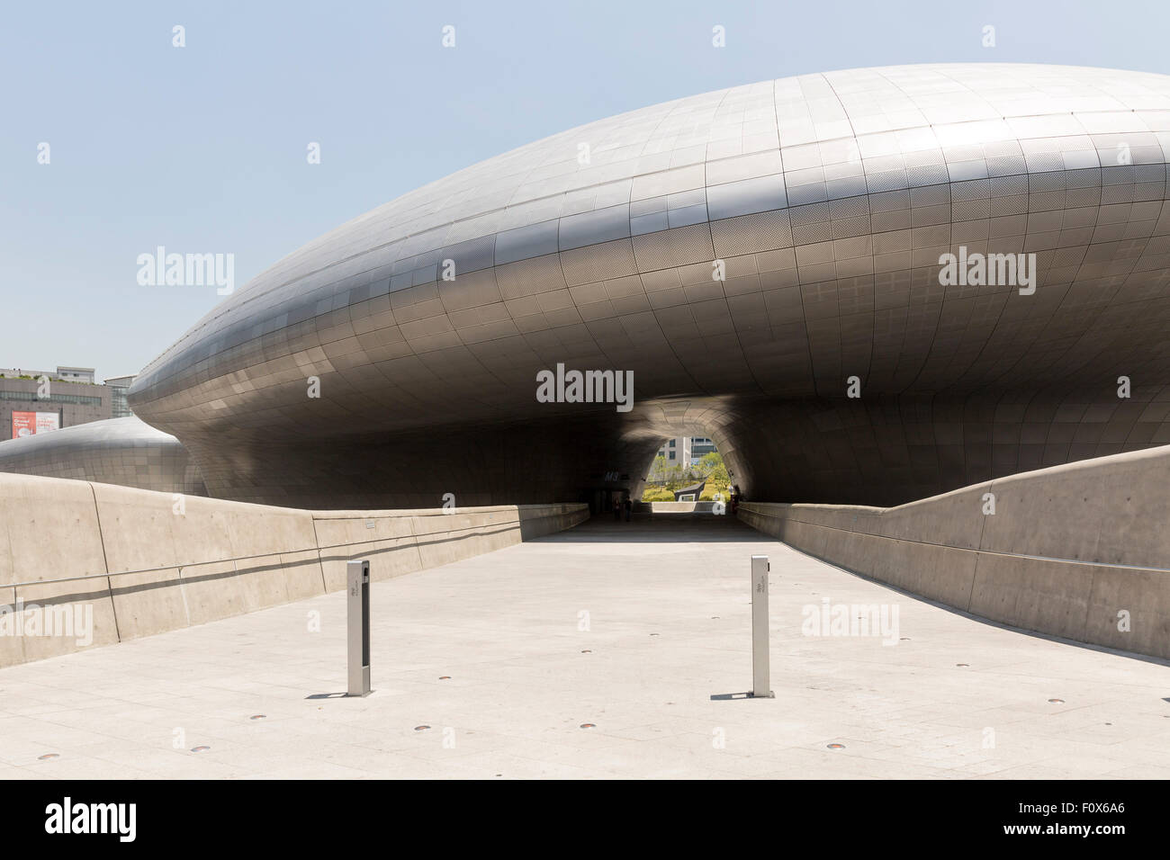 West-Gateway, Dongdaemun Design Plaza, Seoul, Südkorea. Stockfoto