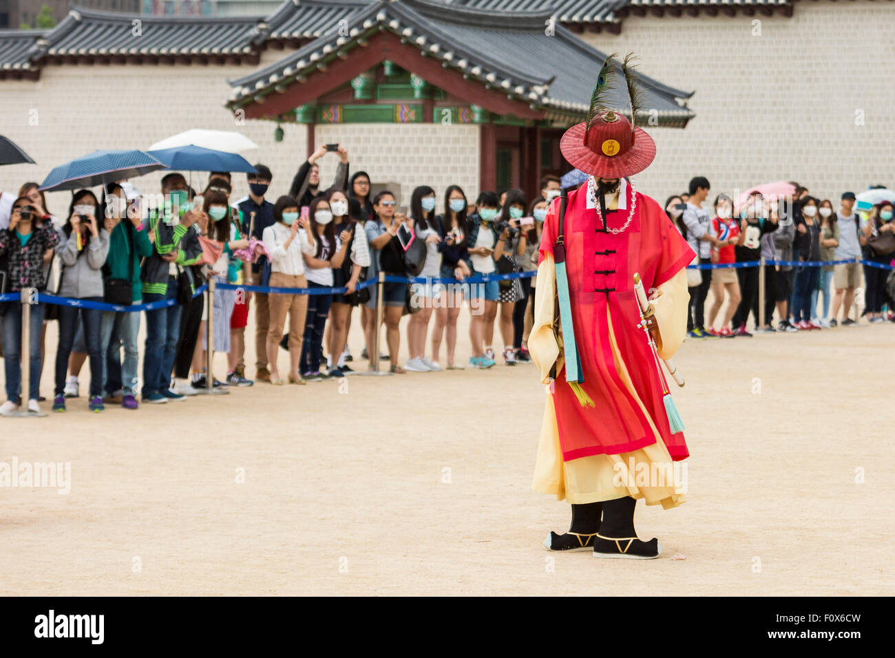 Wachablösung statt im Gyeongbokgung Palace im Zentrum von Seoul, South Korea Stockfoto