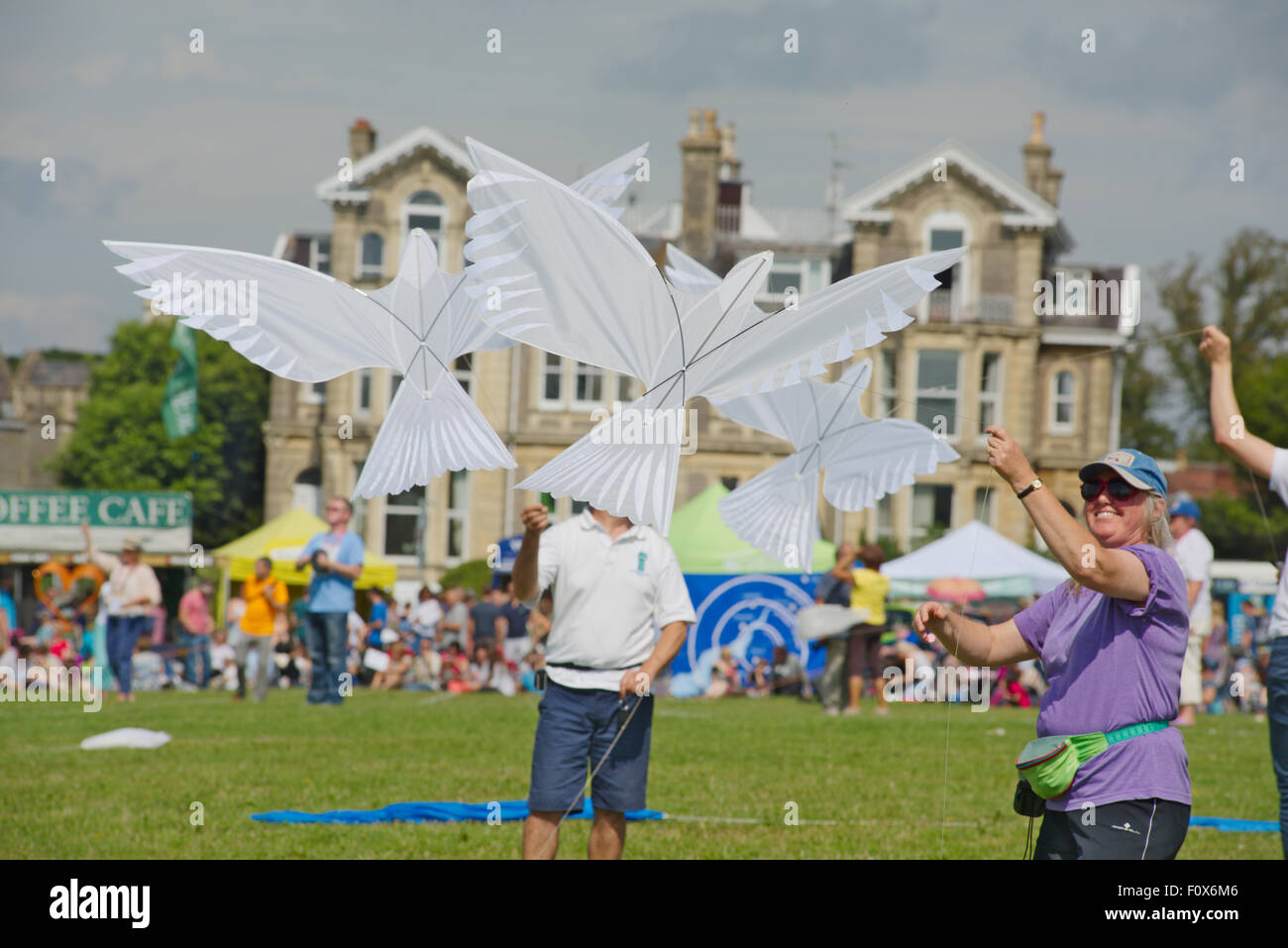 Bristol, England, Vereinigtes Königreich. 22. August 2015. Für die meisten der Samstag war erwies sich als einem heißen sonnigen trockenen Tag bis zum späten Nachmittag mit hohen Besucherzahlen, die Teilnahme an dieser kostenlosen Veranstaltung mit Teilnehmern aus ganz Großbritannien, Europa und einigen aus bis nach Vietnam, USA hatte Bristol International Kite Festival am 22. – 23. August 2015 Wettervorhersage Regen. Drachen wurden viele Arten von Antenne Display durchführen, und hatte viele ausgefallene Formen. Auf dem Boden auch Freizeitaktivitäten Sie für Kinder und Erwachsene mit Fahrgeschäften, Imbissständen, Kite machen. Bildnachweis: Charles Stirling/Alamy Live-Nachrichten Stockfoto