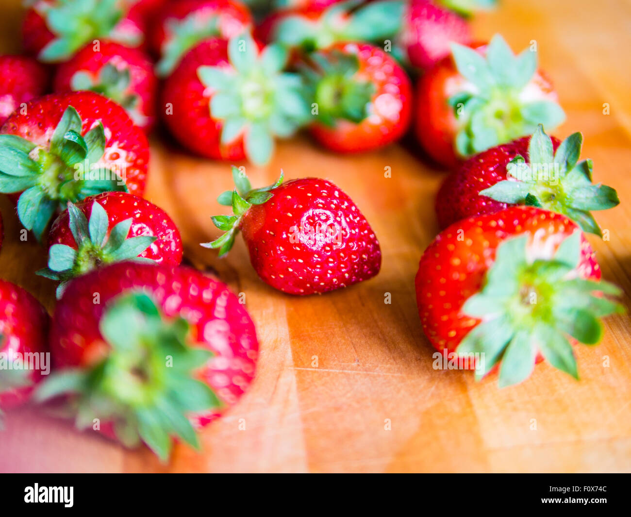 Erdbeeren auf einem Holzbrett Stockfoto