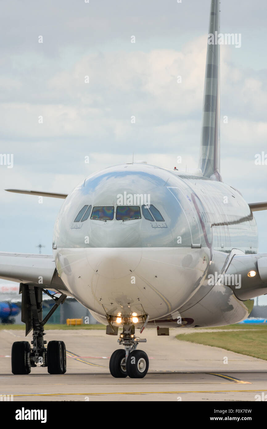 Fahren Sie auf Sicht von einem Beitritt der Start-und Landebahn am Flughafen Manchester Qatar Airways Airbus A330-200-Flugzeug Stockfoto