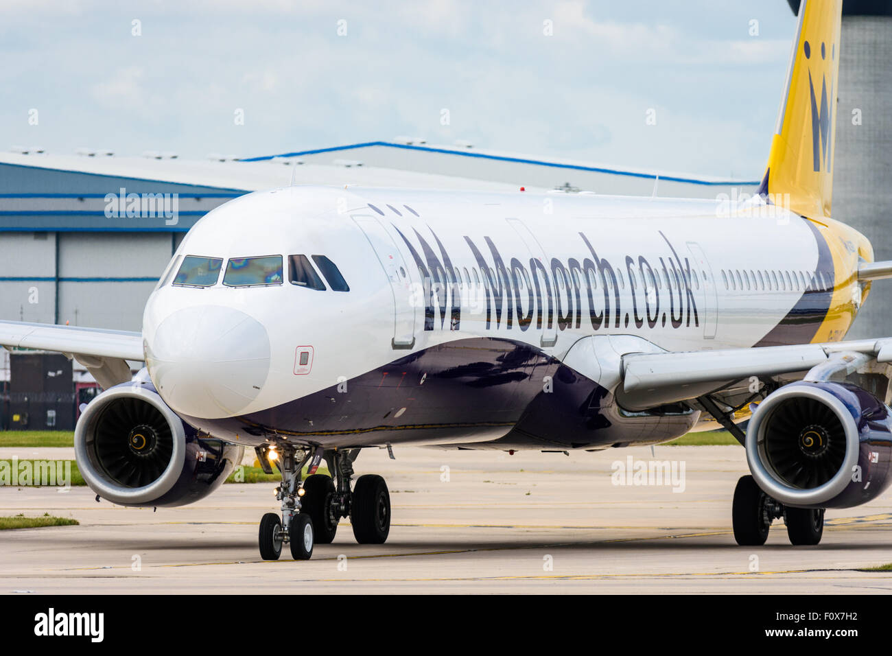 Monarch Airlines Airbus A321-200 Flugzeug auf dem Weg zur Startbahn am Flughafen Manchester Stockfoto