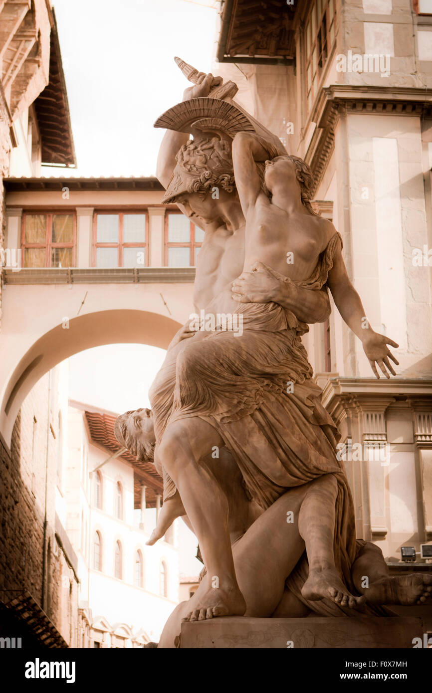 Bronzestatue des römischen Götter in Florenz, Italien mit Skyway Bridge im Hintergrund und klassische Architektur Stockfoto