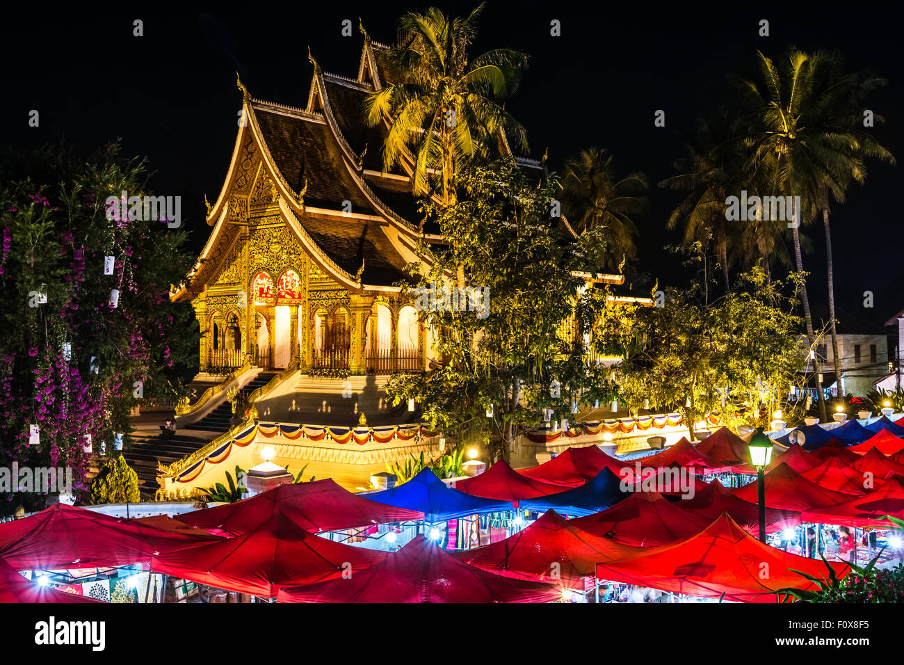 Buddhistischer Tempel in der Nacht, Luang Prabang, Laos Stockfoto