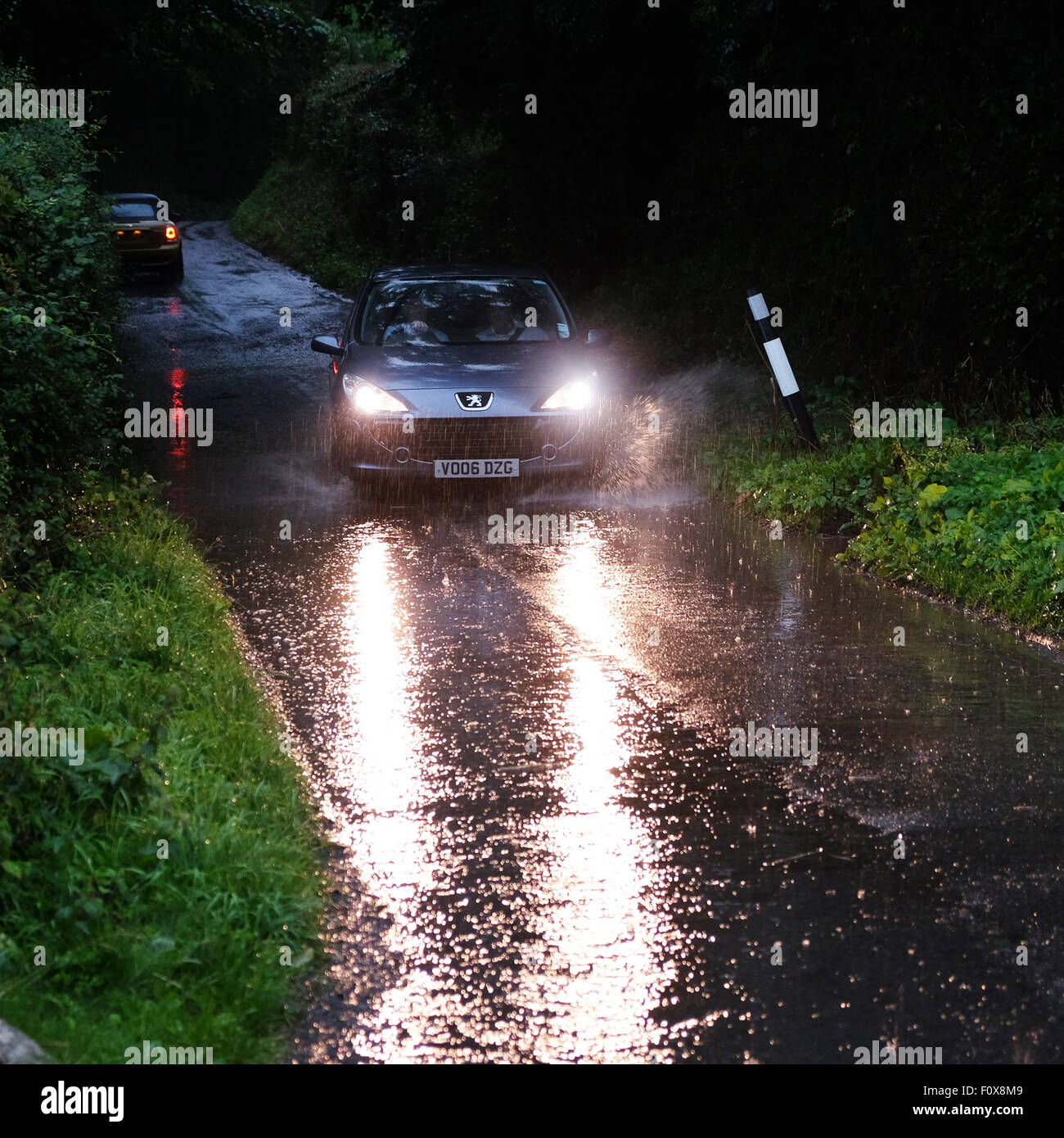 Titley, Herefordshire, England. 22. August 2015. Nach einem sehr heißen und feuchten Wetter brachte ein Sommergewitter sehr dunklen Himmel und sintflutartigen Regen nach unten am Titley Herefordshire am 18:15 verursacht Überschwemmungen auf viele Feldwege, die Kanalisation fehlt. Stockfoto
