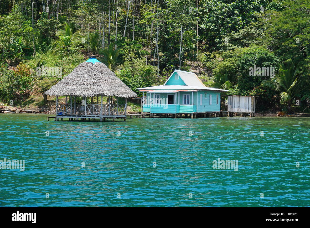 Typisches Haus mit strohgedeckten Hütte über dem Wasser in Bocas del Toro, karibische Küste von Panama in Mittelamerika Stockfoto