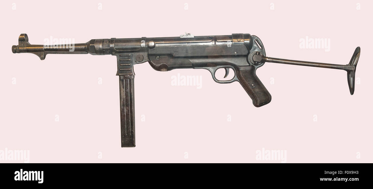 Deutsche MP.40 9 mm Maschinenpistole von Offizieren und der NCO verwendet. auf einem weißen Hintergrund. Stockfoto