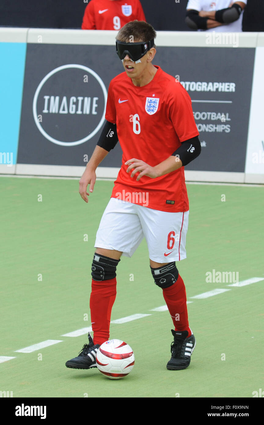 Hereford, Großbritannien. 22. August 2015. Die IBSA Blind Fußball Europameisterschaft 2015 bei Punkt 4, Hereford. England V Polen - Robin Williams erzielte einen Hattrick für England. Bildnachweis: James Maggs/Alamy Live-Nachrichten Stockfoto