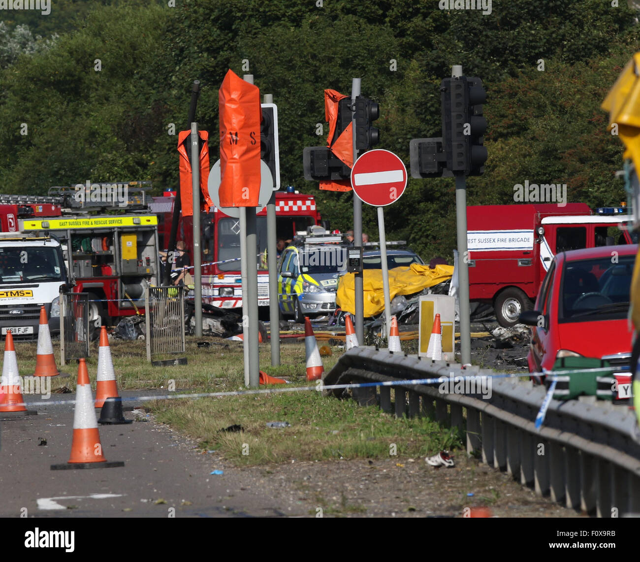 Shoreham, UK. 22. August 2015. GV zeigt die Szene der A27 Shoreham sieben Menschen wurden getötet nachdem ein Flugzeug auf der A27 abgestürzt, während Anzeige Polizei haben die Straße stürzte die Luft bei einer Veranstaltung anlässlich des zweiten Weltkriegs bei Shoreham Airshow heute geschlossen.    Sieben Menschen sind gestorben, nachdem ein Hawker Hunter Jet in mehrere Fahrzeuge bei Shoreham Airshow abgestürzt.  South East Coast Ambulance Service sagte die Opfer alle gestorben in der Szene mit einer weiteren Person in kritischem Zustand ins Krankenhaus gebracht werden.   Bildnachweis: Jason Kay/Alamy Live News Stockfoto