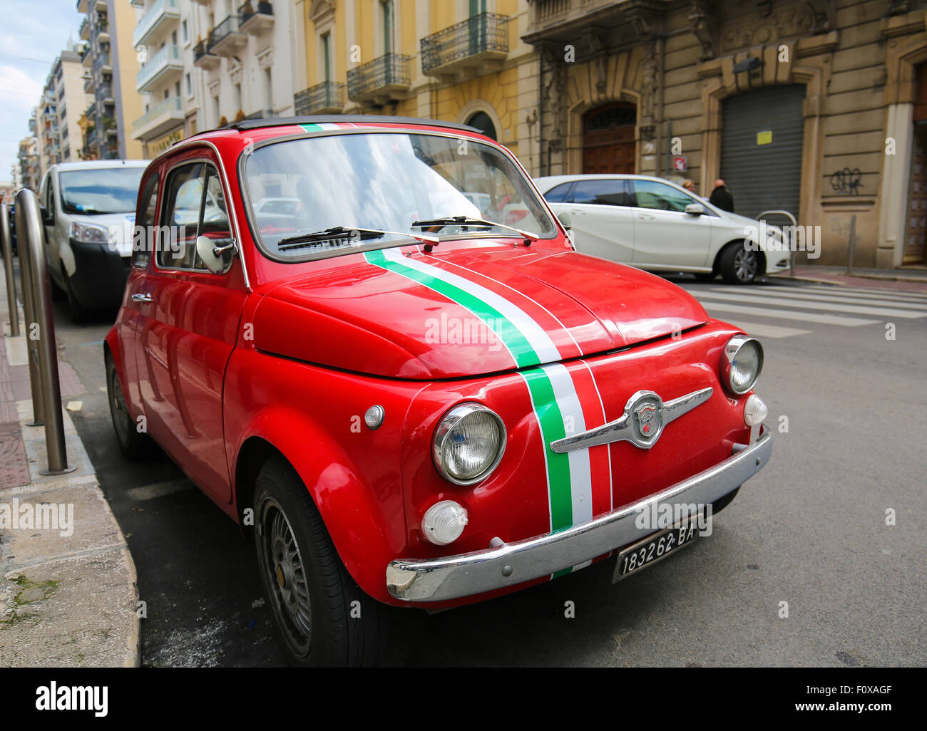 BARI, Italien - 16. März 2015: Eine rote Version des legendären Fiat 500 mit der italienischen Flagge im Zentrum von Bari, Italien. Stockfoto