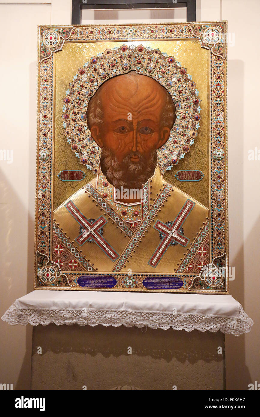 Russisch-orthodoxe Ikone des Heiligen Nikolaus in der Basilika des Heiligen Nikolaus, ein Wallfahrtsort in Bari, Apulien, Italien Stockfoto