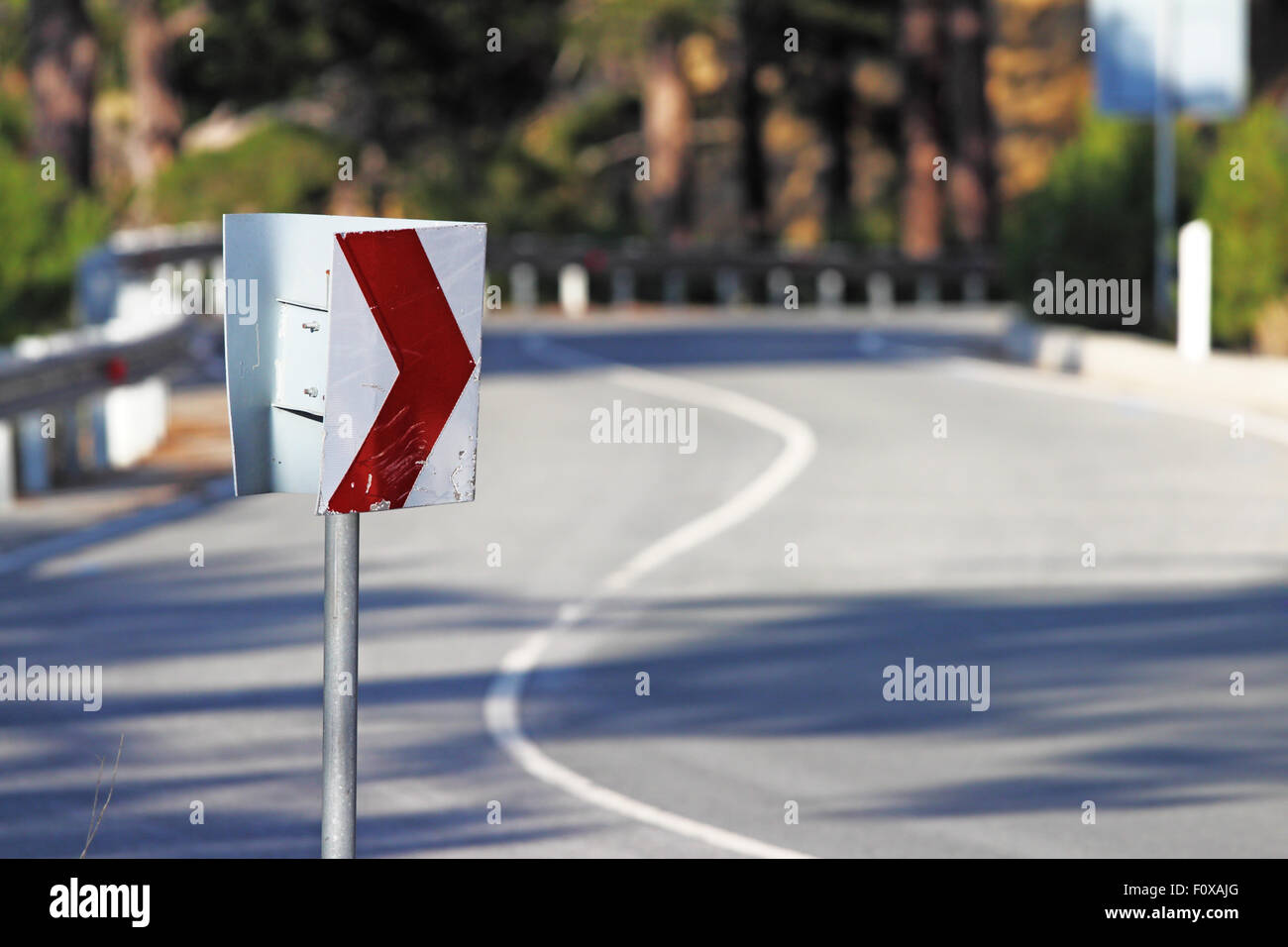 Rechte Hand drehen Zeichen an der Bergstrasse. Konzentrieren Sie sich auf das Straßenschild. Troodos, Zypern Stockfoto