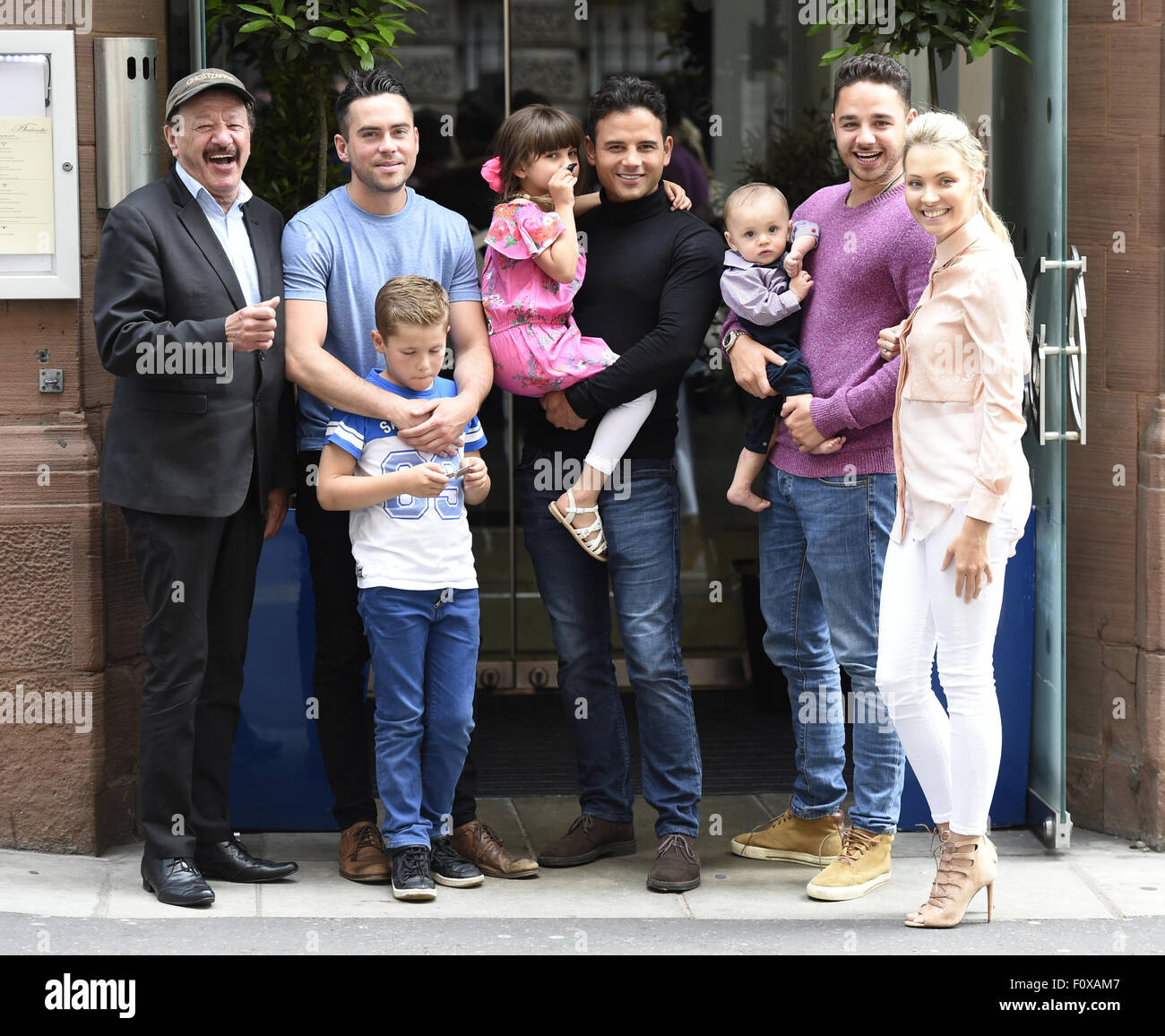 Coronation Street Sterne gesellen sich Familie und Freunde zum Vatertag Essen in Lawine Restaurant & Bar mit Manchester: Dougie Tomas, Bruno Langley, Ryan Thomas, Adam Thomas, Caroline Daly wo: Manchester, Vereinigtes Königreich bei: 21. Juni 2015 Stockfoto