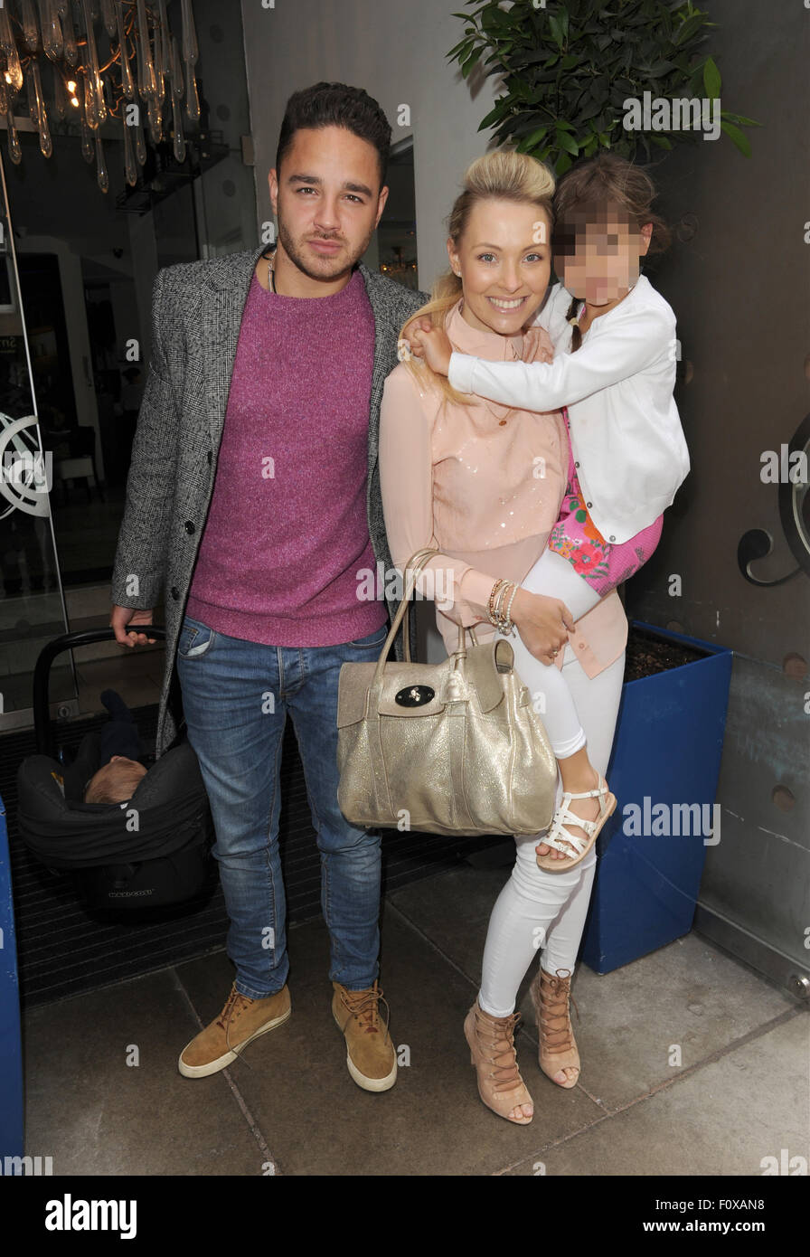 Coronation Street Sterne gesellen sich Familie und Freunde zum Vatertag Essen in Lawine Restaurant & Bar mit Manchester: Adam Thomas, Caroline Daly wo: Manchester, Vereinigtes Königreich bei: 21. Juni 2015 Stockfoto