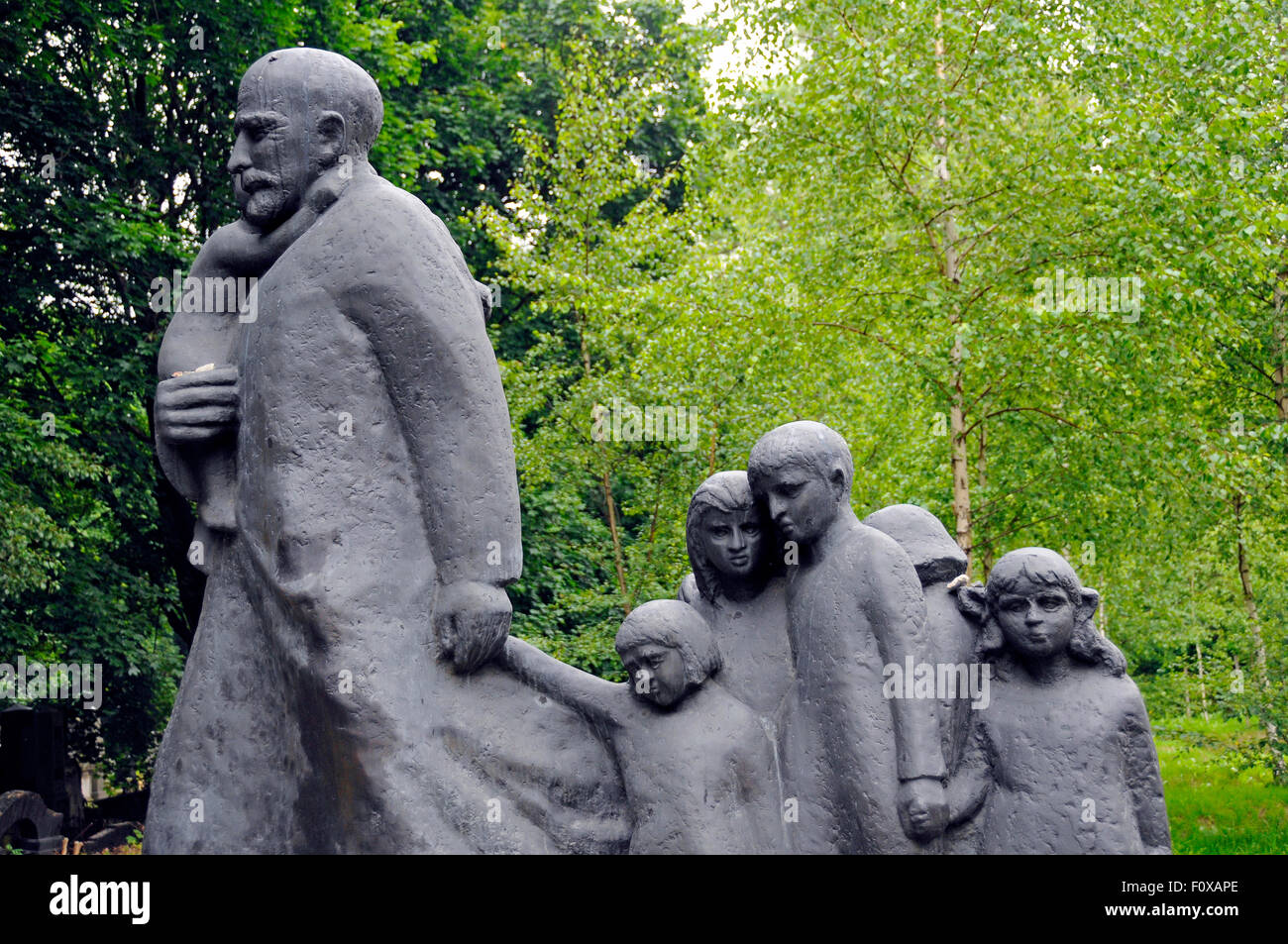 Statue von Janusz Korczak, Holocaust Held am jüdischen Friedhof in Warschau, Polen. Stockfoto