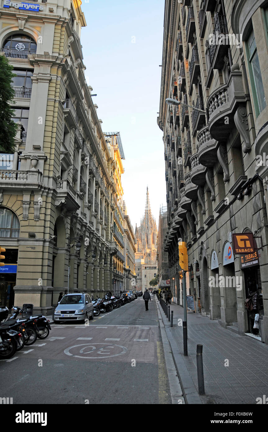 Straße in das gotische Viertel von Barcelona, mit Blick auf die Kathedrale, Spanien Stockfoto