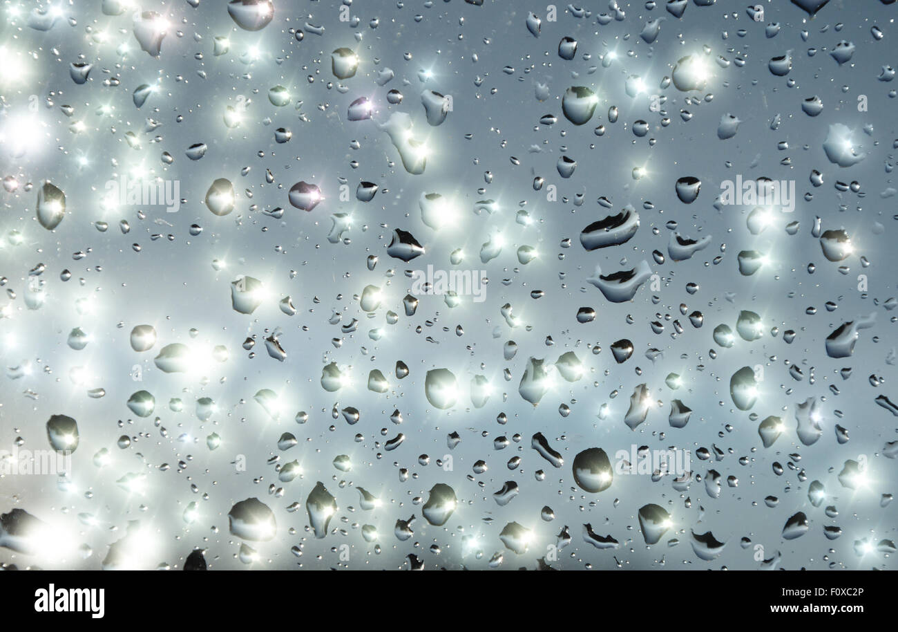 Glänzende Flecken der Regen auf das Fensterglas Leuchten Stockfoto