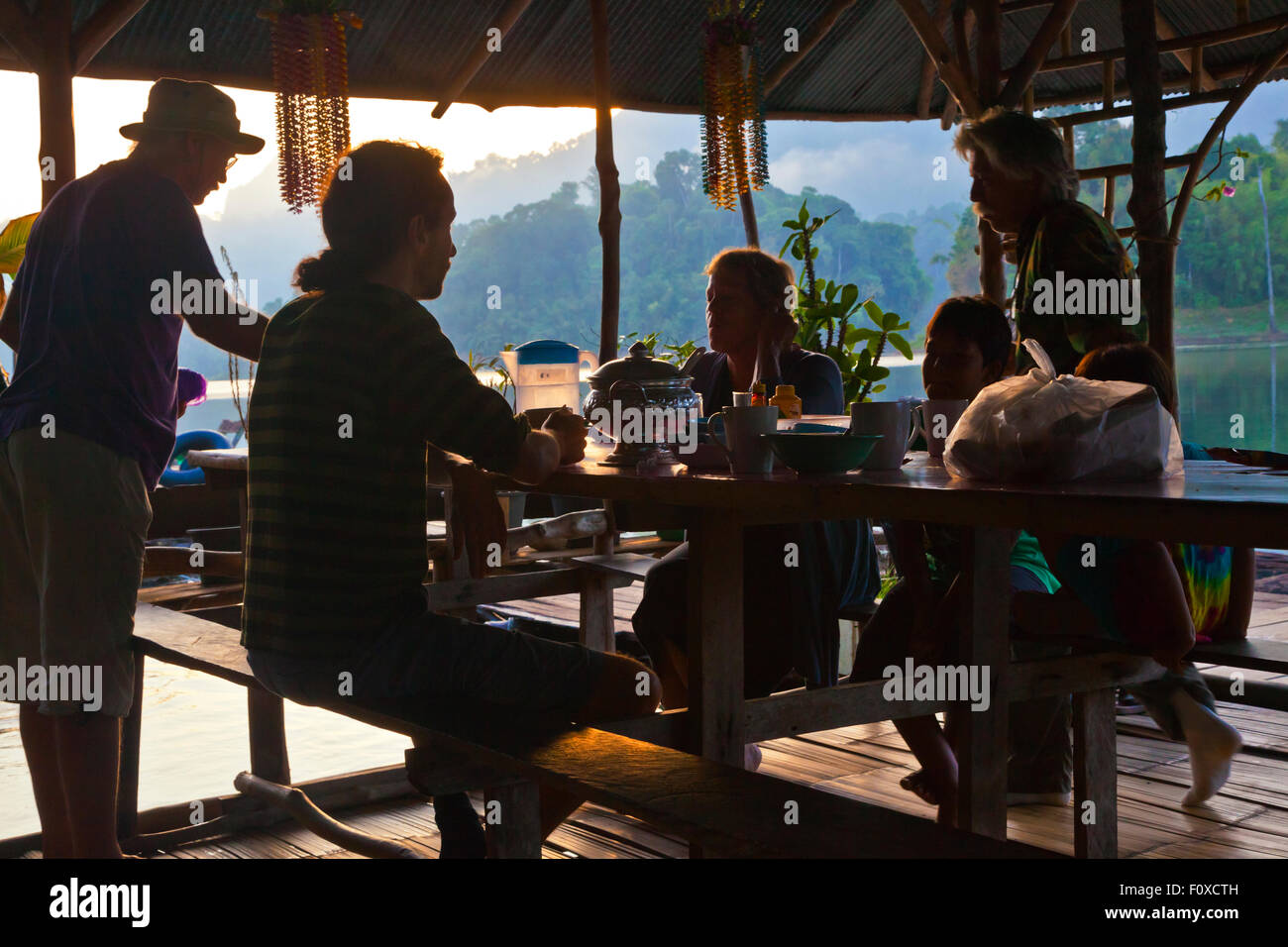 Frühstück in der CHIEW LAN FLOßHAUS auf CHEOW EN See im KHAO SOK Nationalpark - THAILAND Stockfoto Frühstück in der CHIEW LAN FLOßHAUS auf CHEOW EN See im KHAO SOK Nationalpark - THAILAND Stockfoto