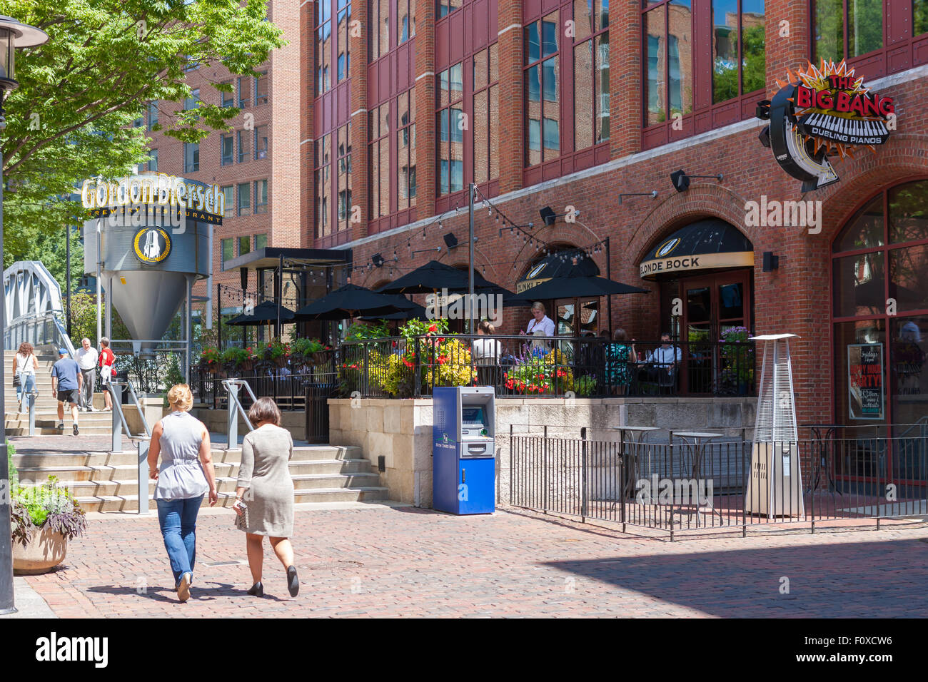 Gordon Biersch Brewery Restaurant, eines der vielen Pubs und Restaurants in der Arena Bezirk von Columbus, Ohio. Stockfoto