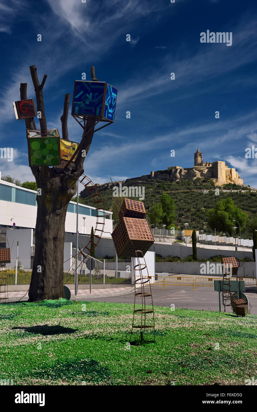 Alten Hügel Festung von Mota mit Klosterkirche und moderne Skulptur im Krankenhaus in Alcalá la Real Spanien Stockfoto