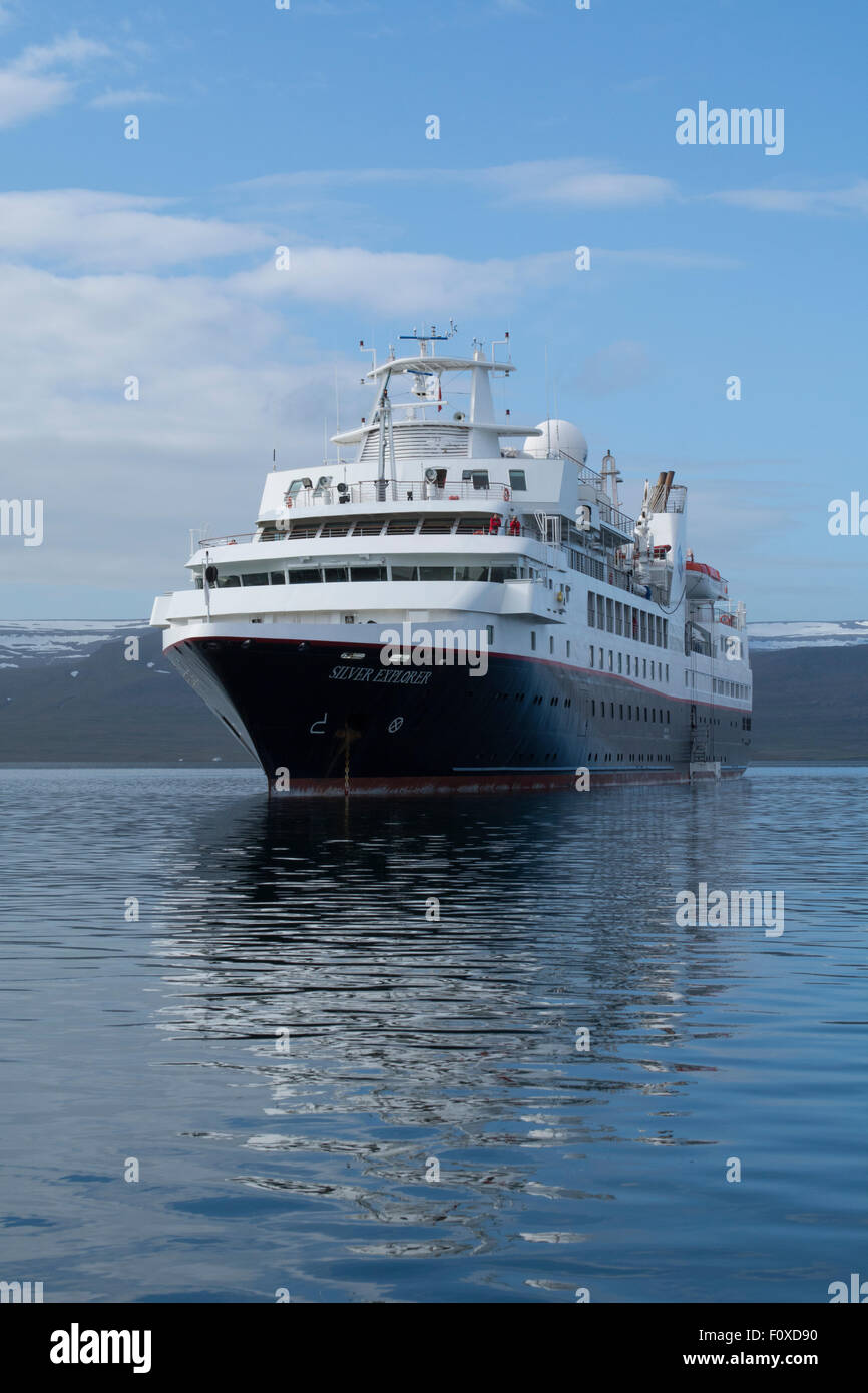 Islands Westfjorde, Jokulflrdir, Lonagfjordur Nature Reserve (66 ° 16'33 ' N 22 ° 37'15 ' W). Silversea Expeditionsschiff. Stockfoto