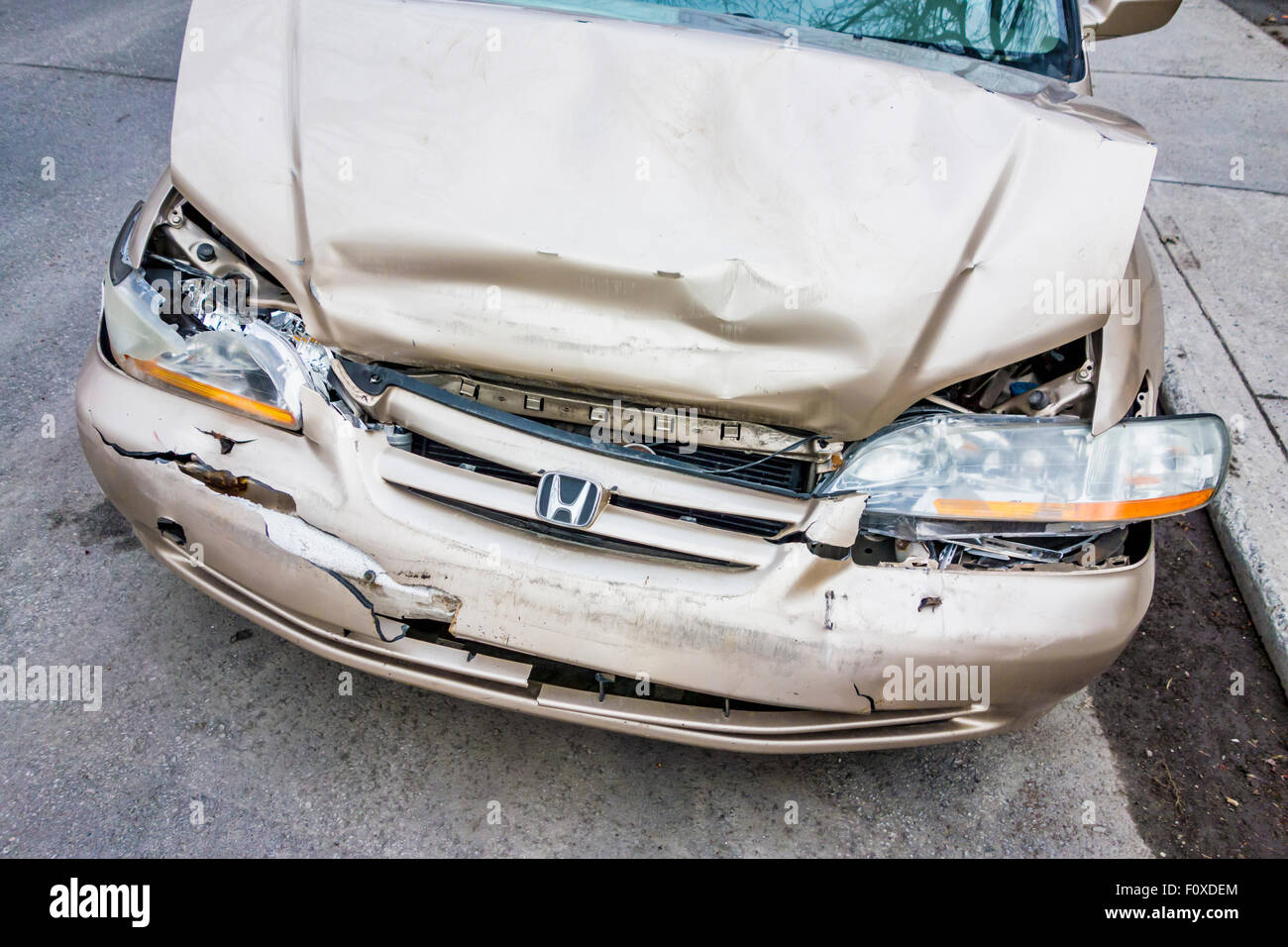 Vorderteil eines abgestürzten Autos Stockfoto