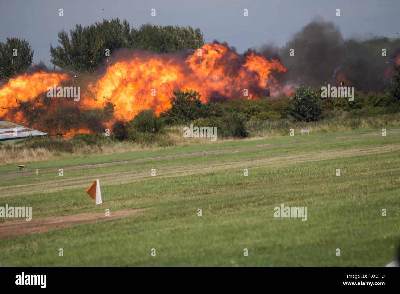 Eine Hawker Hunter T7 Jet-Flugzeug stürzt auf die A27 Straße während der Shoreham Airshow, mindestens 11 Menschen getötet Stockfoto