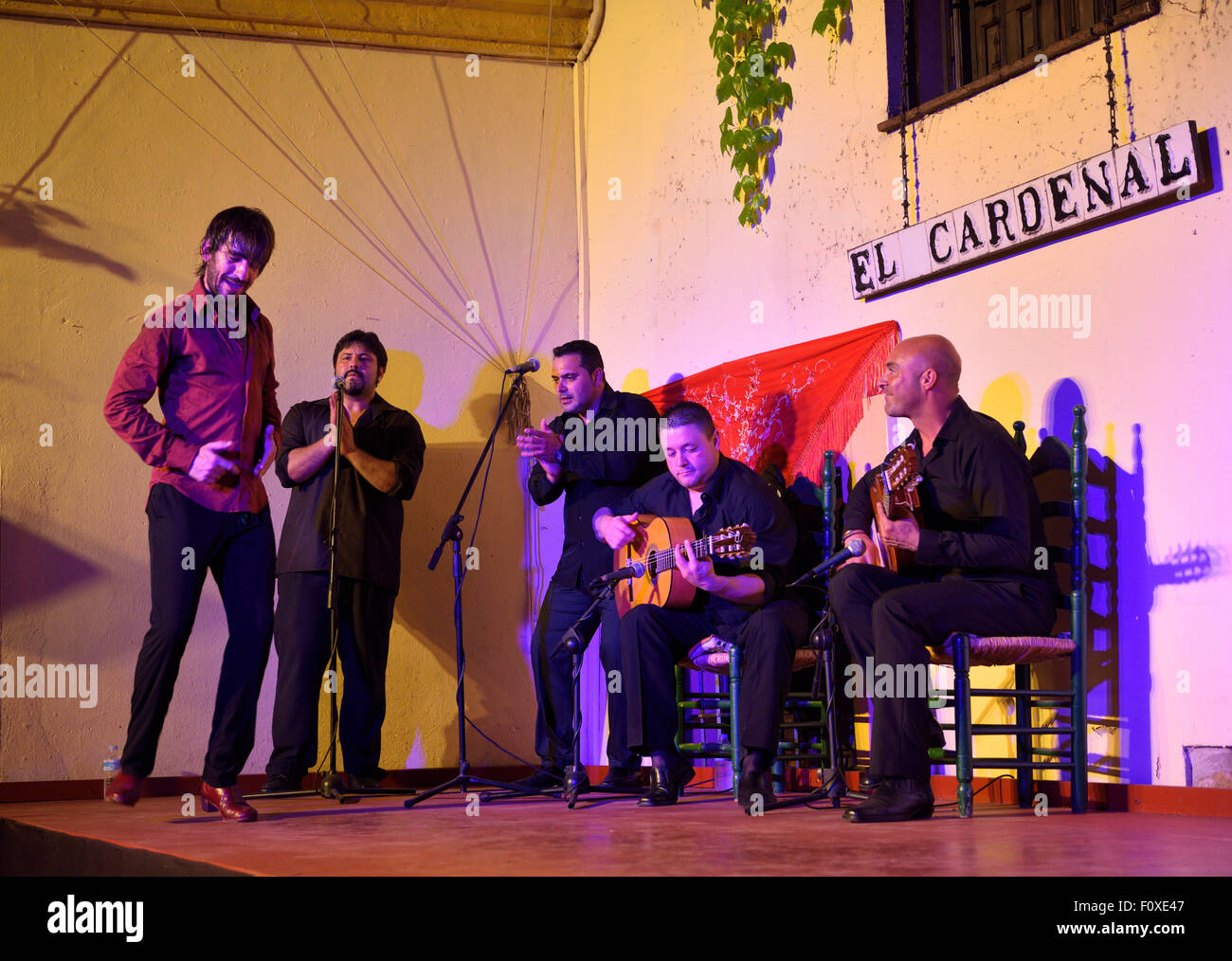 Heiße männliche Flamenco Stepptanz auf der Bühne in der Nacht in einem Innenhof in Cordoba Spanien Stockfoto