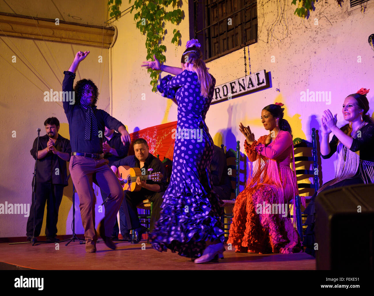 Paar von Flamenco-Tänzer mit Frauen klatschte auf der Bühne in der Nacht in einem Innenhof in Cordoba Spanien Stockfoto