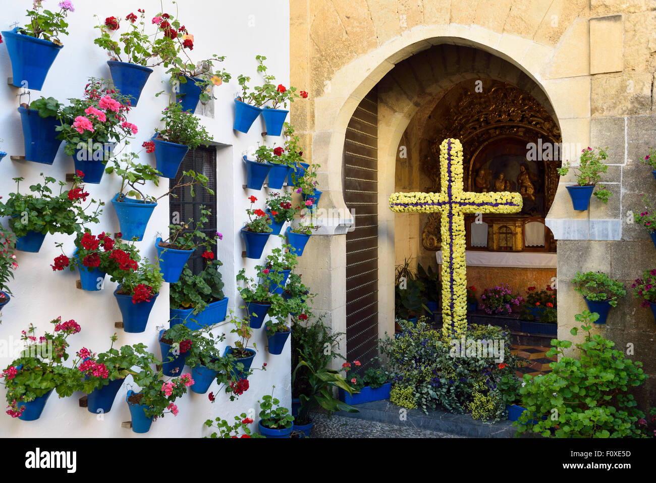 Unsere Liebe Frau von Bethlehem und Hirten Kapelle mit den Blumentöpfen im Innenhof im Frühjahr festival Cordoba Spanien Stockfoto